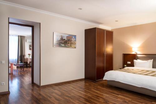 Een bed of bedden in een kamer bij Apartments in City Center Area
