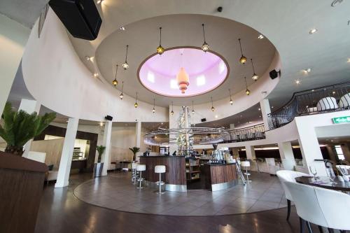 a lobby of a restaurant with a large ceiling at Waterfoot Hotel in Derry Londonderry