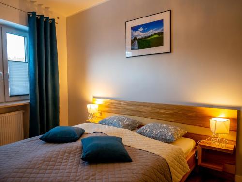 ein Schlafzimmer mit einem Bett mit zwei Kissen darauf in der Unterkunft Apartament Przy Deptaku in Wisła
