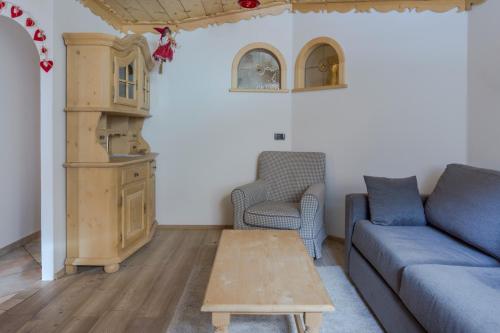 sala de estar con sofá y mesa en Lovely House in the Dolomites, en Mazzin