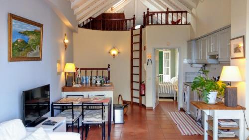 - un salon avec un escalier en colimaçon dans une maison dans l'établissement OLD TOWN PENTHOUSE - Barreirinha, à Funchal