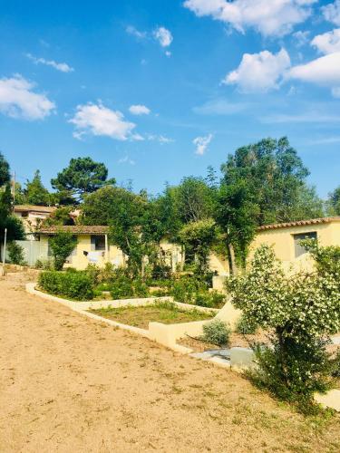 a dirt road in front of a house at Bungalows Filippi in Porto-Vecchio