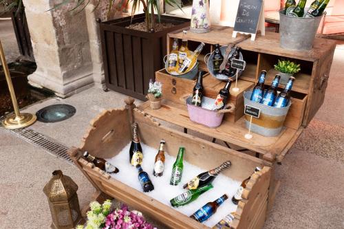 a crate filled with bottles of beer and a guitar at Izan Trujillo in Trujillo