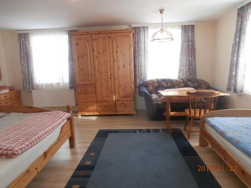 1 dormitorio con cama, sofá y mesa en Ferienwohnung Bluemelhube Wohnung Anja, en Vordernberg
