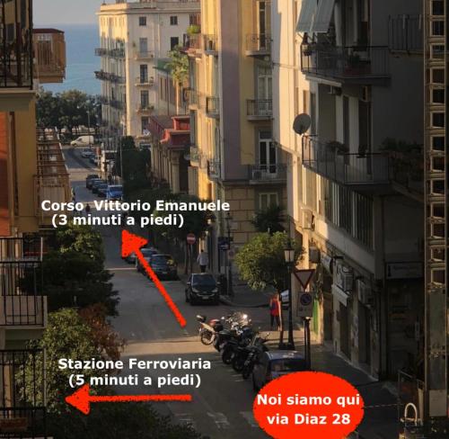 een motor staat geparkeerd op een straat in een stad bij Junior Suite in Salerno