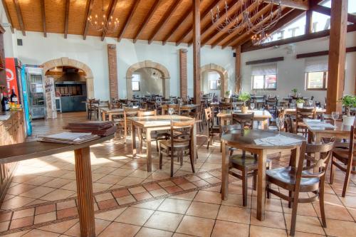 Reštaurácia alebo iné gastronomické zariadenie v ubytovaní Reinosa Atalaya-La Vega