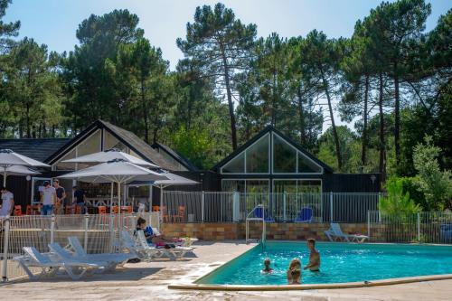 un groupe de personnes dans une piscine dans l'établissement VTF Les Oyats Sylvadoures, à Maubuisson