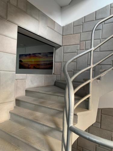 un escalier avec une télévision sur un mur en briques dans l'établissement Tinoco Apart Hotel, à Ayacucho