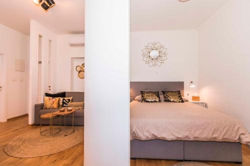 una camera con letto e divano di Apartments Horizons a Spalato (Split)