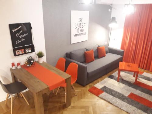 sala de estar con mesa y sofá en Victoria Avenue Apartment en Bucarest