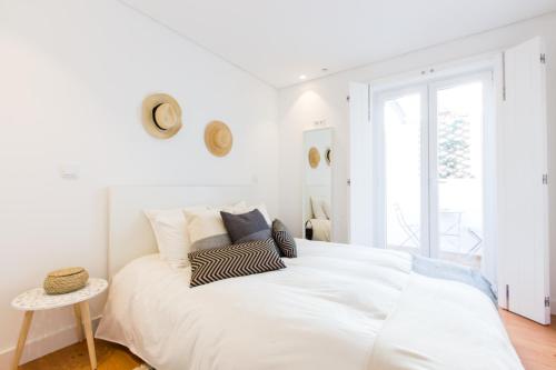 リスボンにあるSweet Spot @ Alcântaraの白いベッドルーム(大きな白いベッド1台付)