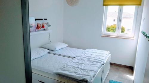 Cama en habitación con espejo en Soren-SUN Apt´s en Supetar