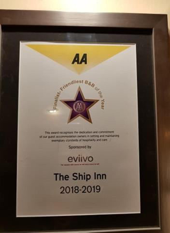 Certificado, premio, señal o documento que está expuesto en The Shipinn