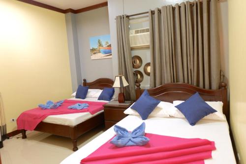 Ένα ή περισσότερα κρεβάτια σε δωμάτιο στο Connecting Flight Mactan Cebu Hostel