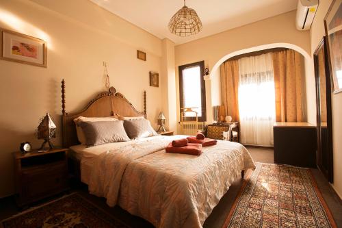 sypialnia z łóżkiem i dwoma ręcznikami na nim w obiekcie Spacious Apartment Next To Metro - Marousi w Atenach