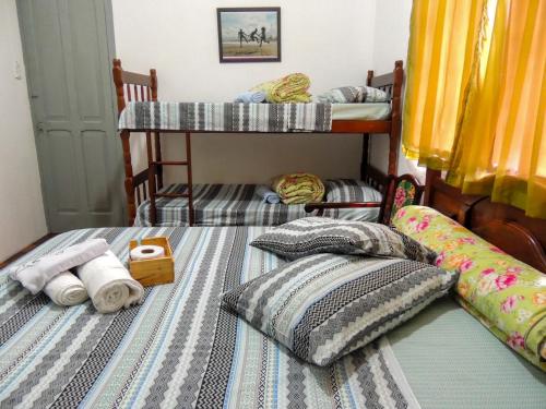 מיטה או מיטות קומותיים בחדר ב-Hostel Recanto de Alegrias em São Cristòvão