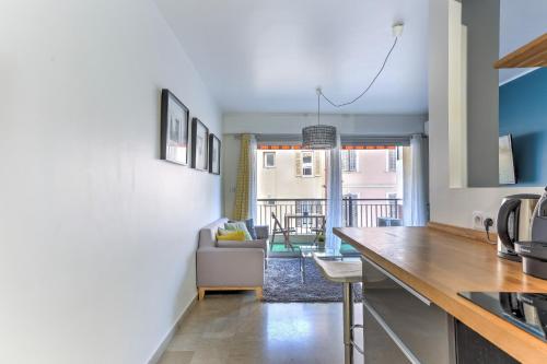 une cuisine avec un comptoir et un salon dans l'établissement Studio Cosy Merle, à Cannes