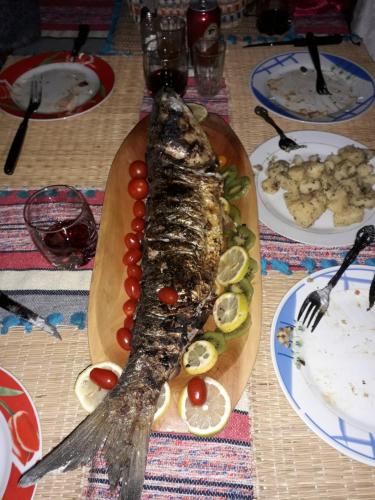Φαγητό σε αυτή η εξοχική κατοικία ή κάπου εκεί κοντά