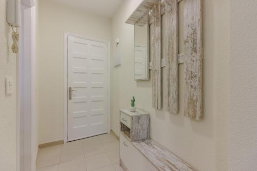 baño con puerta blanca y lavamanos en Seguro Spacious apartment with roomy terrace, en Puerto de Santiago