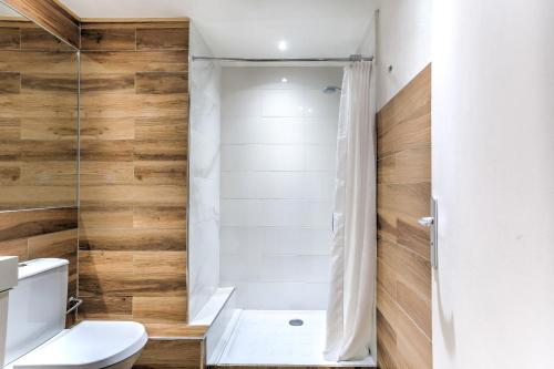 une salle de bain avec douche et toilettes dans l'établissement Studio Cosy Merle, à Cannes