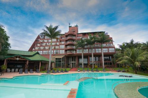un gran hotel con una gran piscina frente a él en Amérian Portal Del Iguazú Hotel en Puerto Iguazú