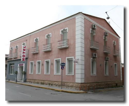 un edificio rojo al lado de una calle en Kentrikon, en Chalkida