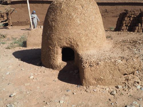 a person standing in front of a mud oven at Casbah d'hôte La Jeanne Tourisme Ecologique in Boumalne