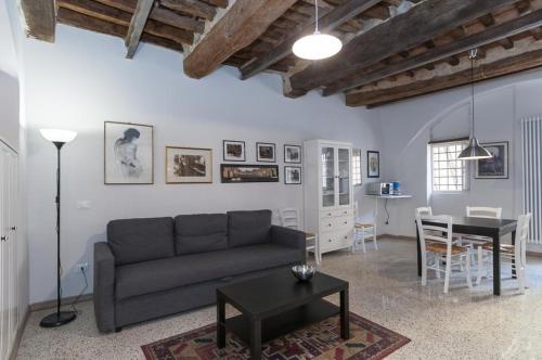 sala de estar con sofá y mesa en Il nido nascosto, en Lucca
