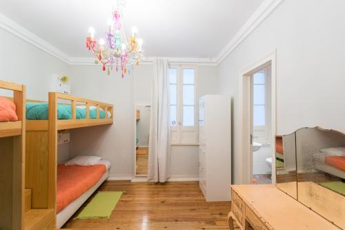 um quarto com 2 beliches e um lustre em Lisboa Central Hostel em Lisboa