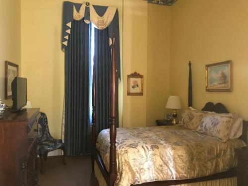 Ένα ή περισσότερα κρεβάτια σε δωμάτιο στο The Guest House Historic Mansion