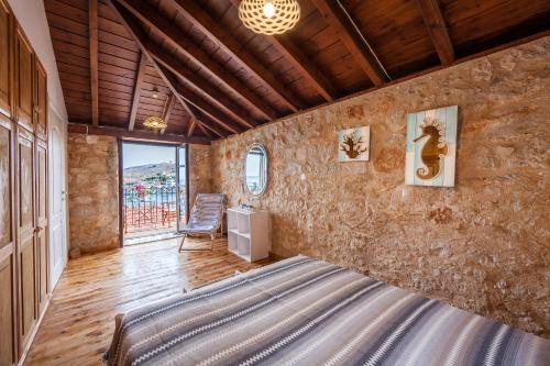 1 dormitorio con 1 cama grande en una habitación en Rosalia Apartments, en Halki