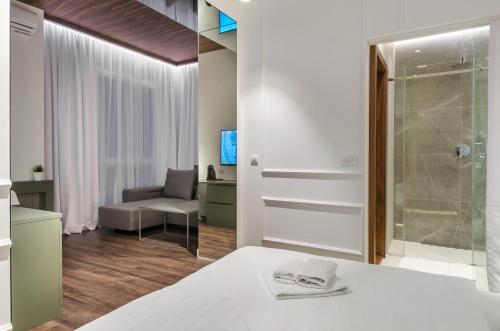 Schlafzimmer mit einem Bett und einer Glasdusche in der Unterkunft Room 25 Belgrade in Belgrad