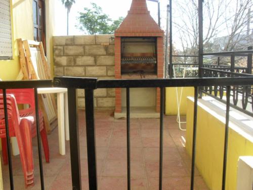 un patio con un forno in mattoni su un balcone di HUGO 3 a Colón
