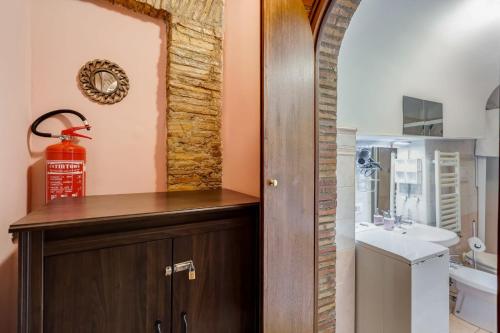 y baño con armario de madera y lavabo. en Colosseum Rione Monti 1, en Roma