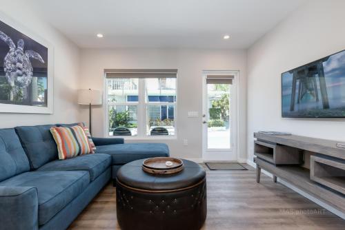 a living room with a blue couch and a table at Escape Coastal Resort on Casey Key in Nokomis