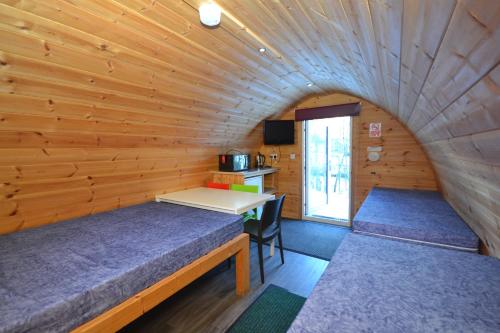 Postel nebo postele na pokoji v ubytování Blackwater Glamping Pods