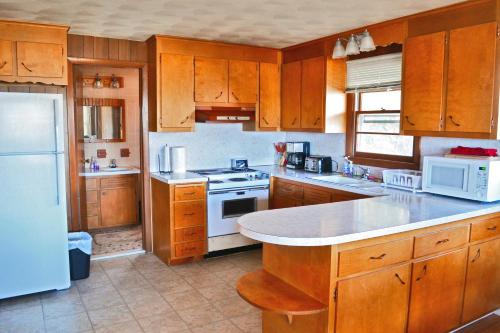 A kitchen or kitchenette at Caster Holdings Too!