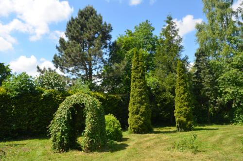 a group of trees with a number in a field at Gästehaus Vigliarolo gewerblich Jedes Zimmer eigenes Bad Gemeinschaftsküche in Elmshorn