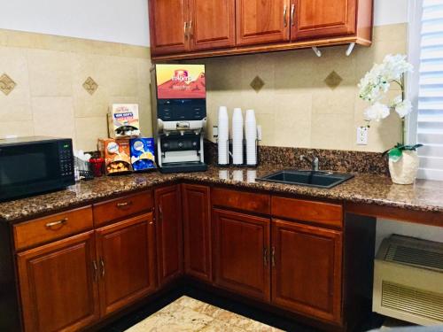 Kuchyň nebo kuchyňský kout v ubytování Motel 6-Inglewood, CA
