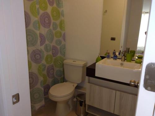 コキンボにあるDepartamento temporadaのトイレと洗面台付きのバスルーム