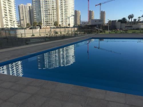 コキンボにあるDepartamento temporadaの高層ビルが立ち並ぶ都市にある大きなプール