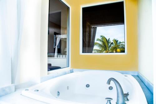 Un baño de Isla Mazatlan Residence Club