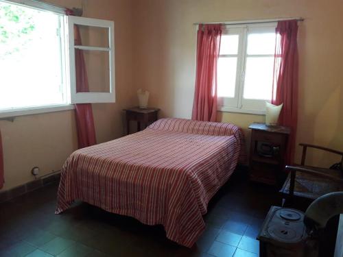 1 dormitorio con 1 cama y 2 ventanas en Rancho Don Juan en 