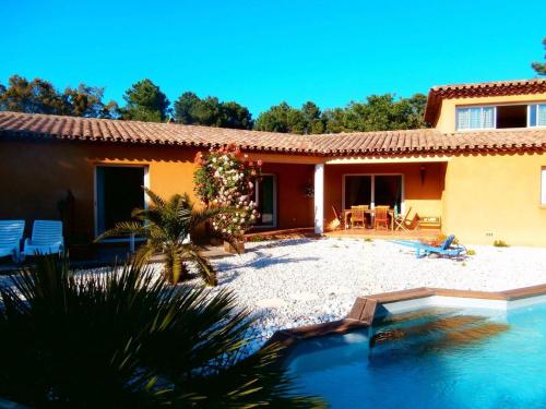 une maison avec une piscine devant dans l'établissement La Moucheliere Chambre d Hôtes, à La Garde-Freinet