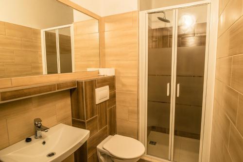 多爾尼羅姆納的住宿－Horský hotel Kozubová，一间带卫生间和水槽的浴室