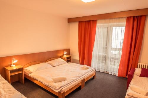 Cama o camas de una habitación en Horský hotel Kozubová