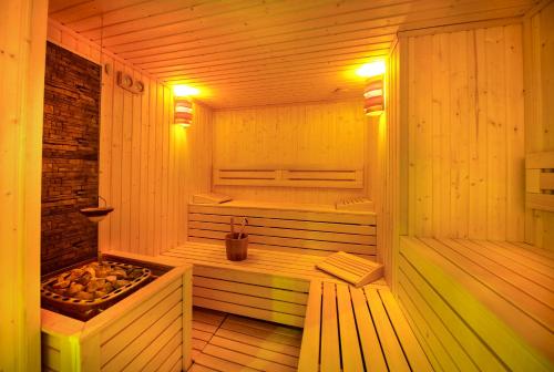 a wooden sauna with aificialificialificialificialificialificialificialificialificialificial at Ana Hotels Europa Eforie Nord in Eforie Nord