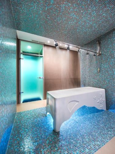 a bathroom with a bath tub and a mirror at Ana Hotels Europa Eforie Nord in Eforie Nord