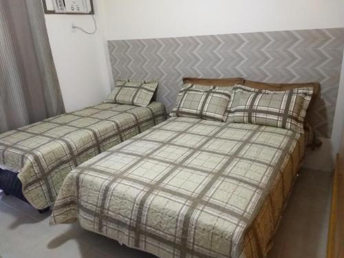 เตียงในห้องที่ Condado - Condomínio Aldeia dos Reis - Sahy - BL03 AP101