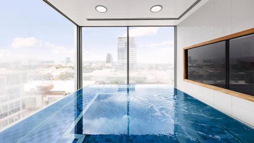 uma piscina com vista para um edifício em iStay Precinct Adelaide em Adelaide